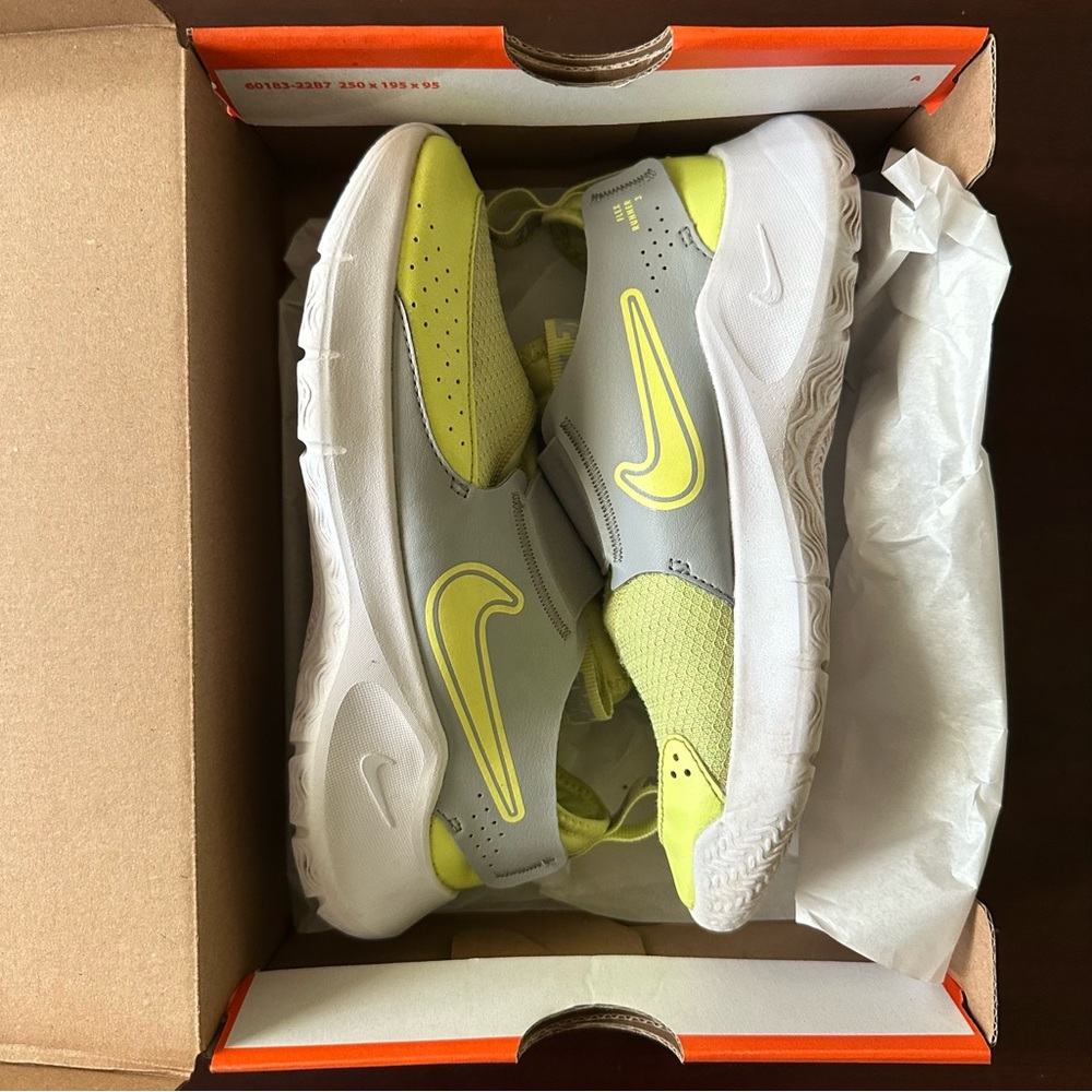 Nike size 2.5K flex Runner 3 Lemon Twist Gray and Yellow Slip-On Sneakers